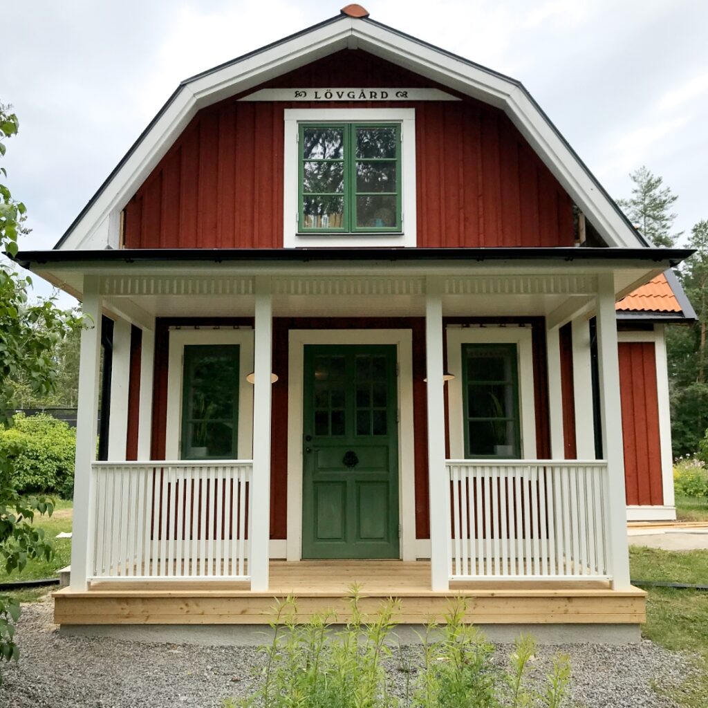 Rött hus där totalentreprenad väntar i Uppsala