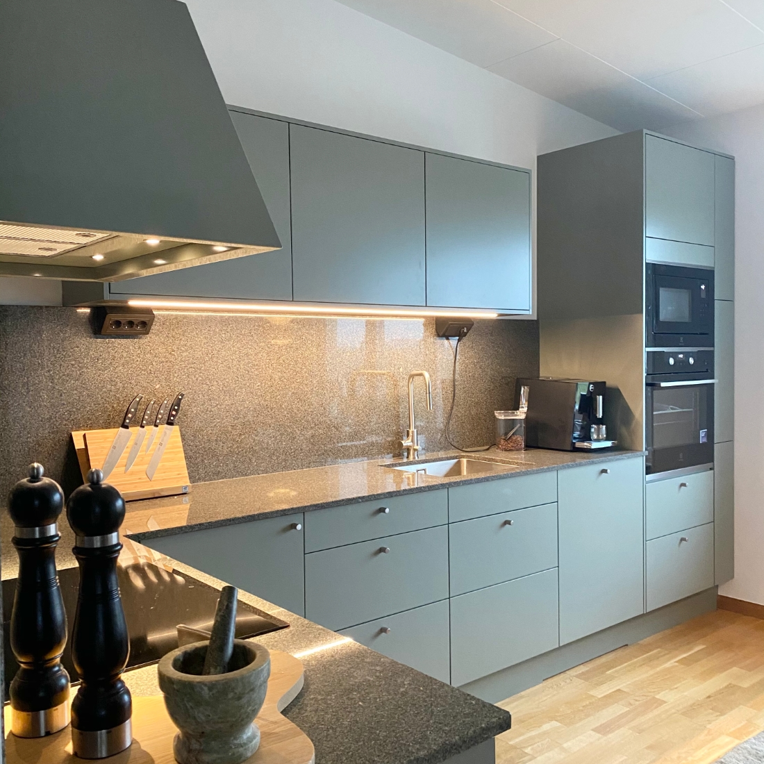 Helt nytt renoverat kök i Uppsala med grön design