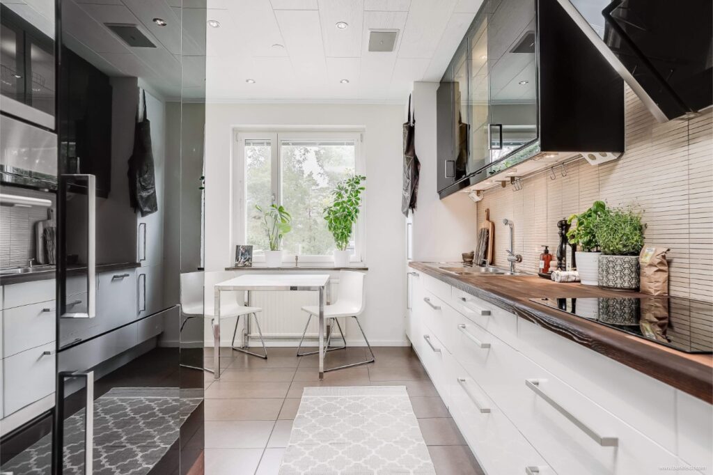 Totalentreprenad Uppsala nyrenoverat kök med svarta och vita färger