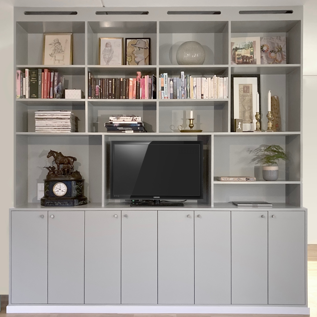 Platsbyggd möbel i lägenhet i grå färg